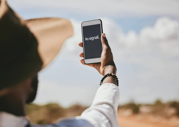 Siyahi Adam Telefon Doğal Ortamda Sinyal Kaybı Safari Manzarası Vahşi — Stok fotoğraf
