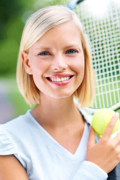 Szépséget Hoz Játékba Egy Fiatal Teniszező Portréja Kezében Egy Labdával — Stock Fotó