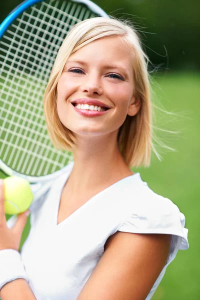 Amor Del Gioco Ritratto Una Giovane Tennista Con Palla Racchetta — Foto Stock