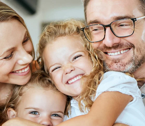 Close Uma Família Caucasiana Feliz Quatro Relaxante Sala Estar Casa — Fotografia de Stock