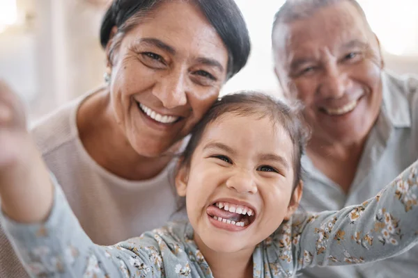 Портрет Усміхнених Змішаних Расових Бабусь Дідусів Онуки Які Приймають Селфі — стокове фото