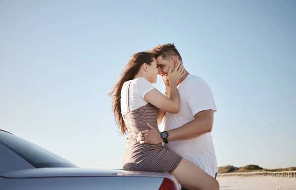 Kärlek Avkoppling Och Par Omfamna Bilen För Intim Körning Paus — Stockfoto