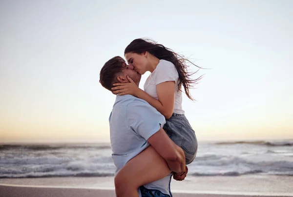 Αγάπη Ζευγάρι Και Φιλί Στην Παραλία Στο Ηλιοβασίλεμα Για Ρομαντική — Φωτογραφία Αρχείου