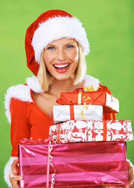 Kerstmis Mijn Favoriete Feestdag Vrolijke Blonde Vrouw Glimlachend Met Ingepakte — Stockfoto
