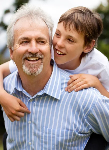 Babamla Güzel Vakit Geçirmek Mutlu Olgun Bir Baba Oğlunu Dışarı — Stok fotoğraf