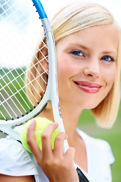 Imádja Játék Szépségét Egy Fiatal Teniszező Portréja Kezében Egy Labdával — Stock Fotó