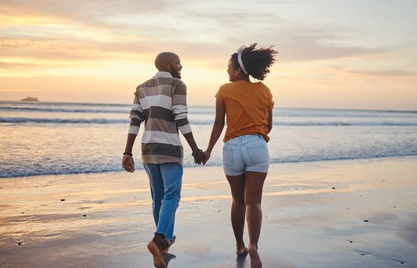 Casal Preto Mãos Dadas Praia Com Pôr Sol Para Romance — Fotografia de Stock