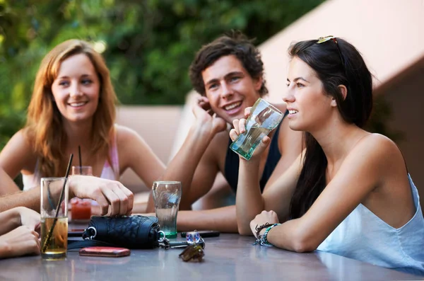 Relaxar Com Meus Melhores Amigos Grupo Adolescentes Desfrutando Bebidas Enquanto — Fotografia de Stock