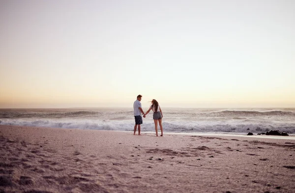 Παραλία Ηλιοβασίλεμα Και Ζευγάρι Κρατώντας Χέρια Για Την Ημερομηνία Καλοκαίρι — Φωτογραφία Αρχείου