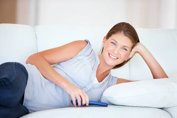 Desfrutar Todos Seus Programas Favoritos Mulher Bonita Relaxante Casa Sofá — Fotografia de Stock