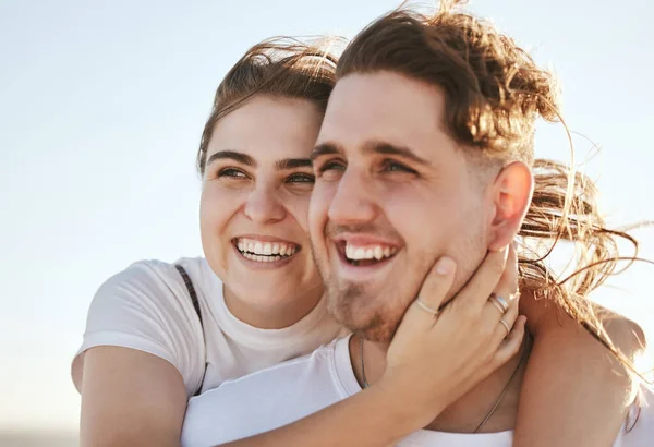 Amor Casal Ser Feliz Enquanto Sorri Relaxar Abraçar Com Vínculo — Fotografia de Stock