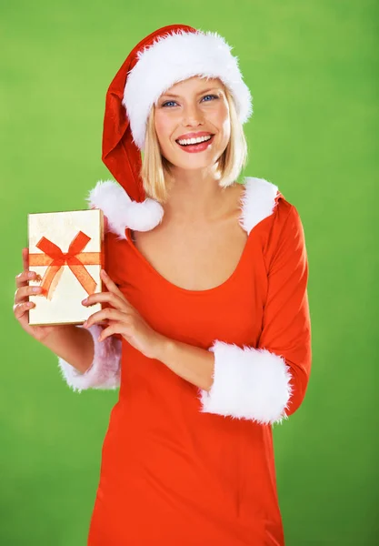 Een Geschenk Uit Mijn Hart Een Jonge Vrouw Een Kerstoutfit — Stockfoto