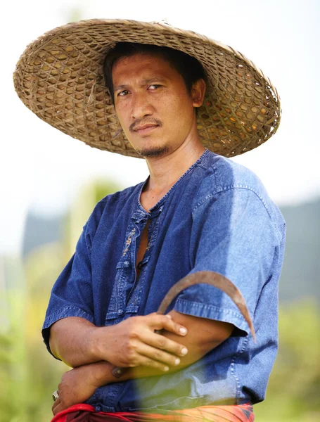 Retrato Agricultor Arroz Tailandês Segurando Uma Foice Usando Chapéu Tradicional — Fotografia de Stock