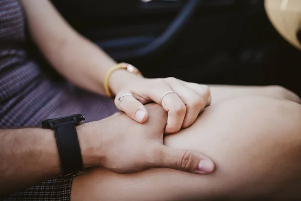 Casal Mãos Dadas Amor Com Ligação Confiança Segurança Segurança Saúde — Fotografia de Stock