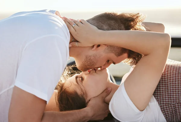 Pareja Amor Beso Con Hombre Una Mujer Viaje Por Carretera — Foto de Stock