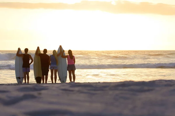 Viene Ola Perfecta Amigos Surfistas Playa —  Fotos de Stock