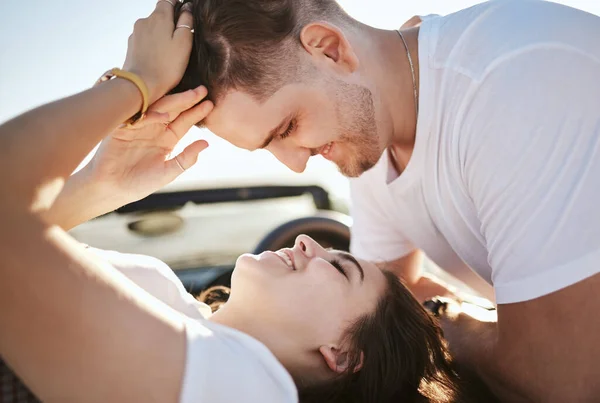 Amor Casal Olhar Para Outro Sendo Feliz Sorriso Ligação Romântica — Fotografia de Stock