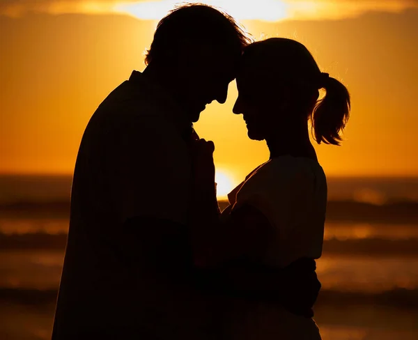 Silhouette Couple Sénior Affectueux Partageant Moment Intime Sur Plage Rétroéclairé — Photo