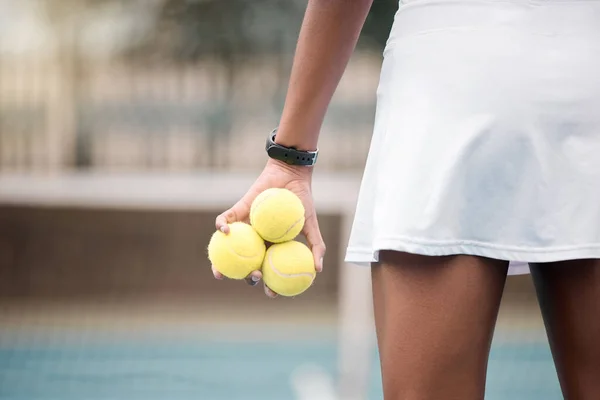 站在俱乐部球场上的网球选手身后 拿着网球准备比赛的非裔美国女人 网球手手拿着球衣准备在俱乐部练球 — 图库照片