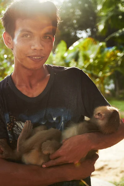 Man Met Makaak Een Aap Bewaarder Thailand Die Zijn Tamme — Stockfoto