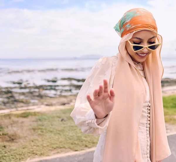 Mulher Árabe Jovem Bonita Posando Livre Lenço Cabeça Muslim Feminino — Fotografia de Stock