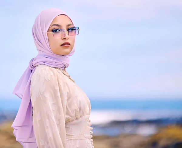 Mulher Árabe Jovem Bonita Posando Livre Lenço Cabeça Muslim Feminino — Fotografia de Stock