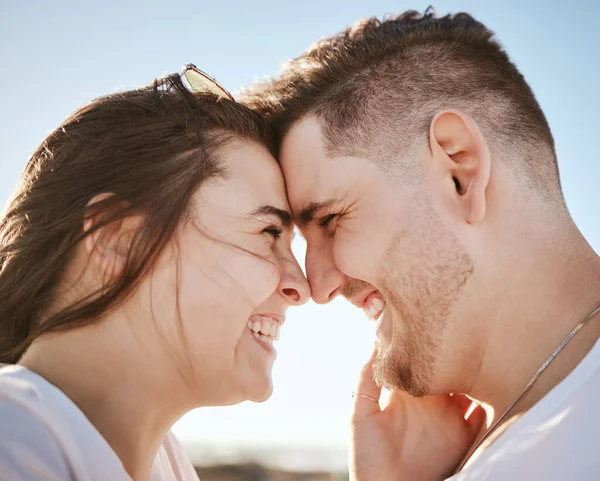 Rostos Felizes Casal Testa Amor Pelo Relacionamento Viajar Felicidade Alegre — Fotografia de Stock