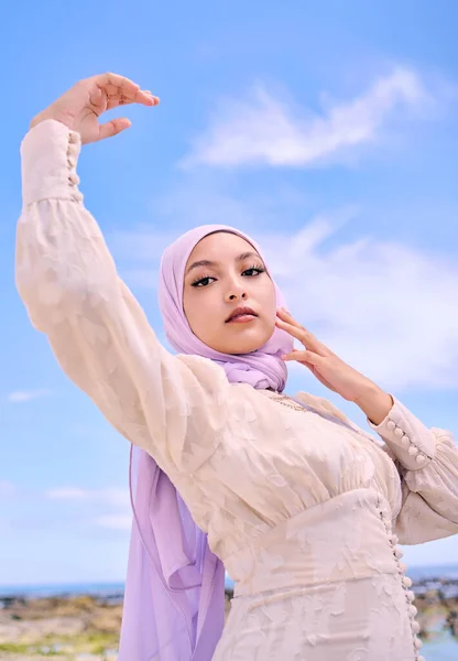 Beautiful Young Arab Woman Posing Outdoors Headscarf Attractive Female Muslim — Foto Stock