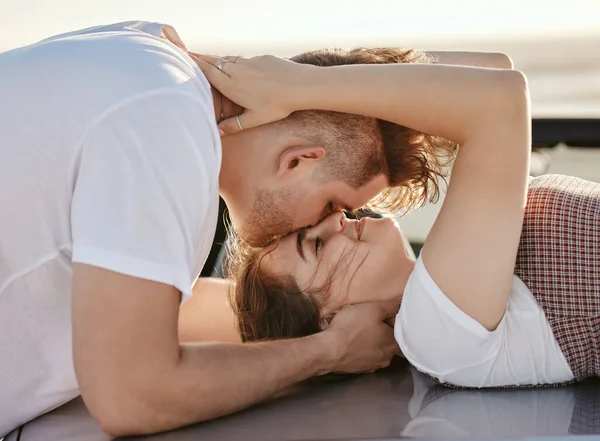 Kyss Älska Och Par Med Man Och Kvinna Riktig Dejt — Stockfoto