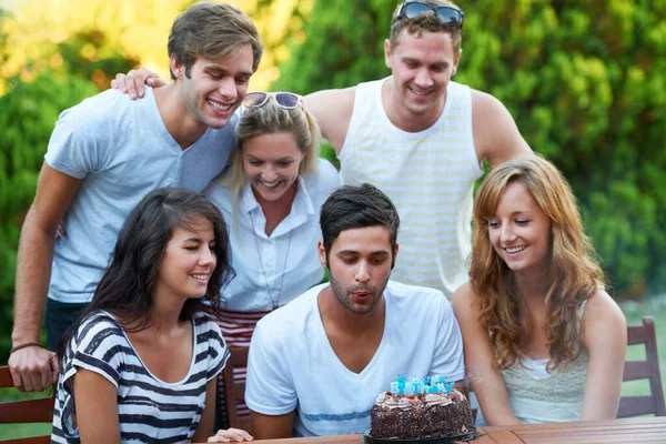양초를 버립시다 생일초를 버리는 청소년 배경에 친구들 — 스톡 사진