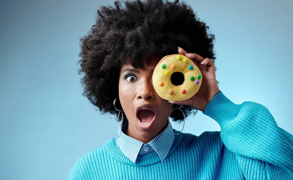 青の背景のスタジオに対して砂糖 デザートやお菓子でショックを感じて黒の女性の目にすごい驚きとドーナツ キャンディ 女の子との食べ物やケーキや契約 販売や警告のためのオメガの感情 — ストック写真
