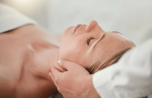 Spa Massagem Cabeça Mulher Tratamento Calmo Pele Uma Mulher Sentindo — Fotografia de Stock