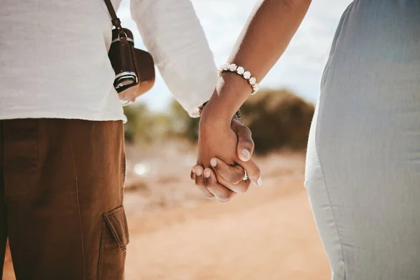 Händchenhaltend Reisen Paar Und Schwarze Gemeinsam Auf Einen Roadtrip Bereit — Stockfoto