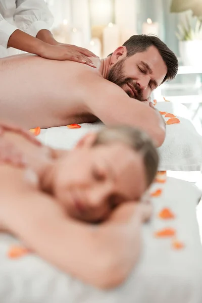 Paar Ontspannen Luxe Spa Massage Genieten Van Rustige Ontspanning Verwennen — Stockfoto