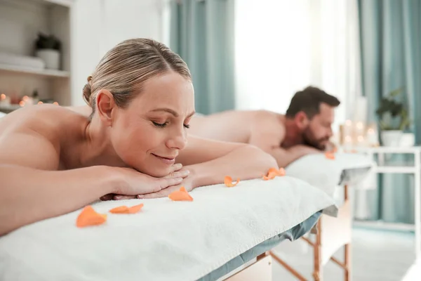 Spa Massage Und Paare Entspannen Sich Luxuriösen Behandlungen Für Gesundheit — Stockfoto