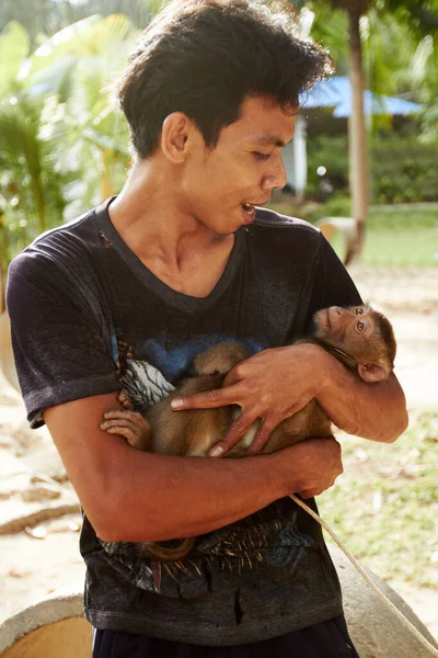 Thaise Apenhouder Die Aap Vasthoudt Een Thaise Aap Houder Cradling — Stockfoto