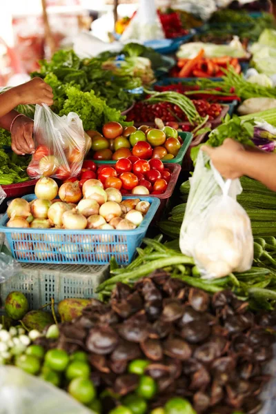 Udržování Místního Obchodu Při Životě Zákazník Kupující Zeleninu Místním Thajském — Stock fotografie