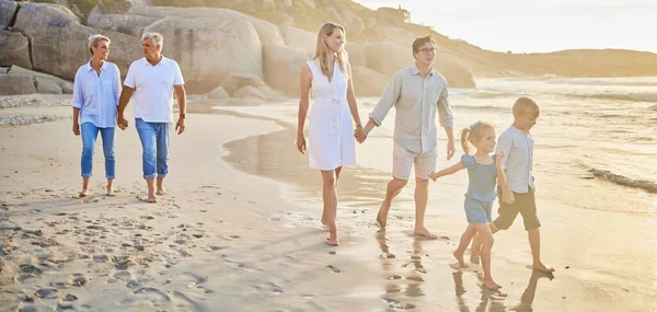 Familia Varias Generaciones Tomados Mano Caminando Por Playa Juntos Familia — Foto de Stock