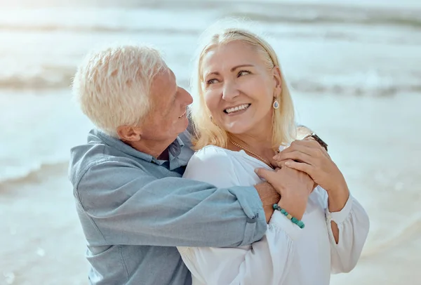 一对快乐成熟的高加索夫妇在海滩度假时享受新鲜空气 笑容满面的退休夫妇拥抱拥抱在一起 同时在外面拥抱 — 图库照片