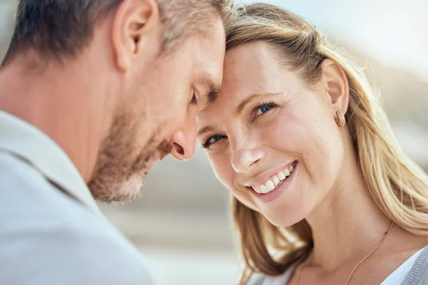 Feliz Cariñosa Pareja Caucásica Madura Disfrutando Una Cita Romántica Playa — Foto de Stock