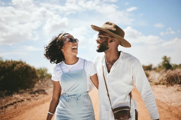 Casal Viagem Feliz Viagem Livre Pessoas Negras Apreciando Natureza Com — Fotografia de Stock