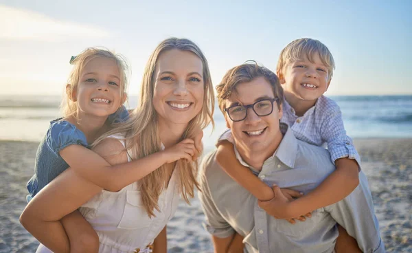 Portrait Happy Caucasian Family Standing Together Beach Loving Parents Spending — Fotografia de Stock