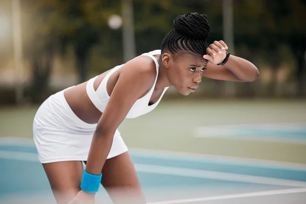 Joueuse Tennis Concentrée Essuyant Sueur Tête Athlète Faisant Une Pause — Photo