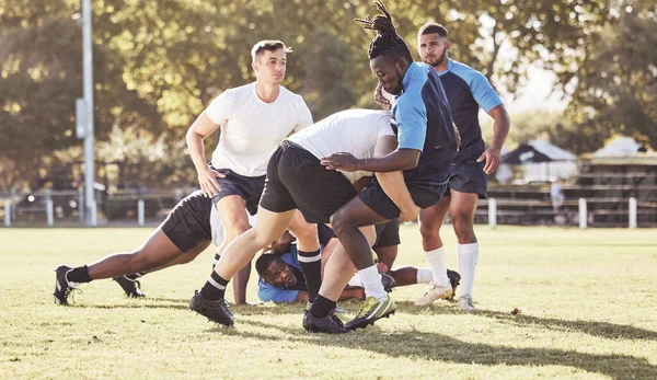 Kaukaski Gracz Rugby Próbuje Zmierzyć Się Przeciwnikiem Podczas Meczu Rugby — Zdjęcie stockowe