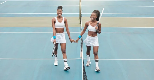 Les Joueurs Tennis Tiennent Main Après Match Deux Femmes Marchant — Photo