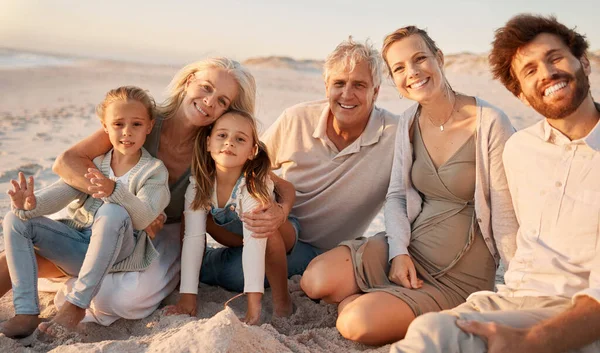 Retrato Familia Feliz Sentada Playa Vinculación Familiar Vacaciones Playa Adultos — Foto de Stock