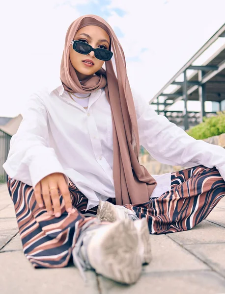 Mulher Árabe Jovem Bonita Posando Livre Lenço Cabeça Muslim Feminino — Fotografia de Stock