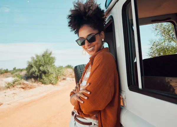 Viagem Liberdade Viagem Carro Por Mulher Uma Pausa Campo Sorrindo — Fotografia de Stock