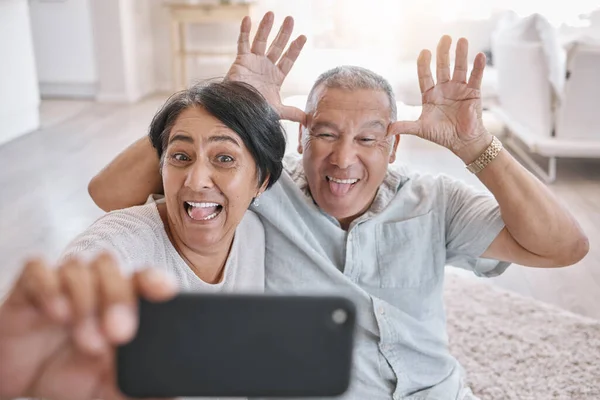 Evdeki Oturma Odasında Dinlenirken Selfie Çeken Şefkatli Yaşlı Bir Çiftin — Stok fotoğraf