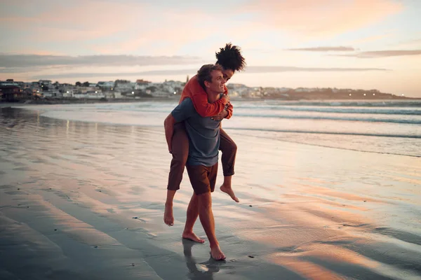 Miłość Podróże Para Spacerujące Wzdłuż Plaży Zachodzie Słońca Więzi Zabawy — Zdjęcie stockowe